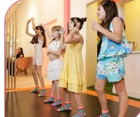 Baladinha na pista de dança